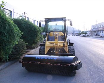 無塵清掃機(jī)廠家：億龍教你選購好的掃路車！